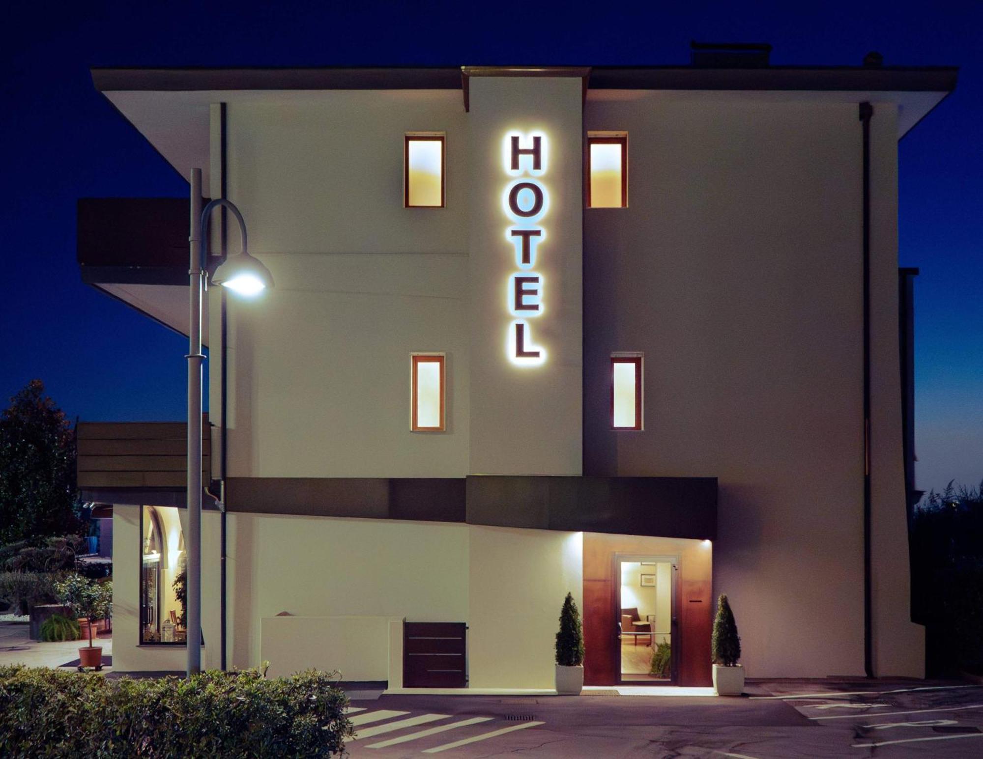Hotel Belvedere Тиене Екстериор снимка