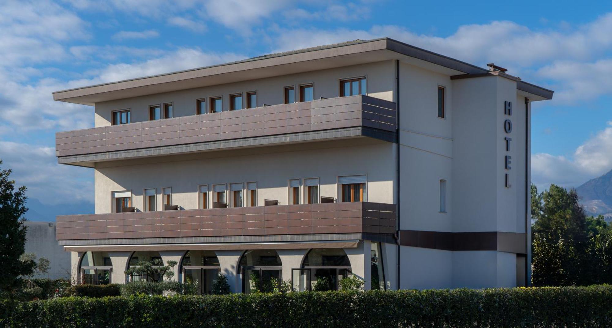 Hotel Belvedere Тиене Екстериор снимка