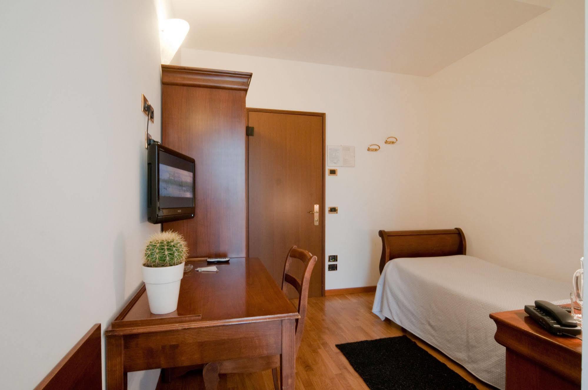 Hotel Belvedere Тиене Екстериор снимка